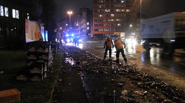 Na silnici se vysypaly pepravky s nealkoholickm pivem (9.12.2015).