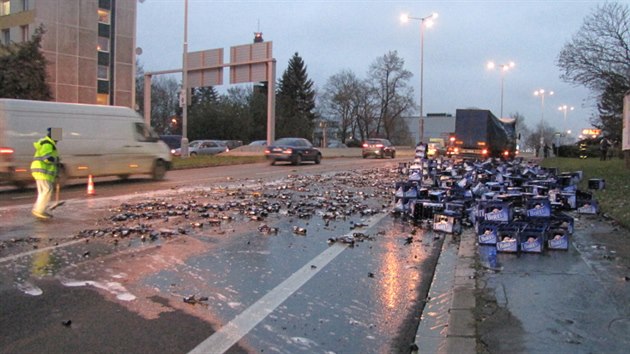Na silnici se vysypaly pepravky s nealkoholickm pivem (9.12.2015).
