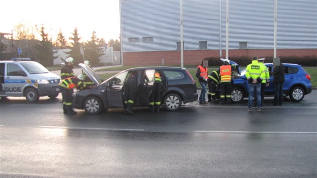 Nehoda dvou aut u OC Futurm v Hradci Krlov (10.12.2015).