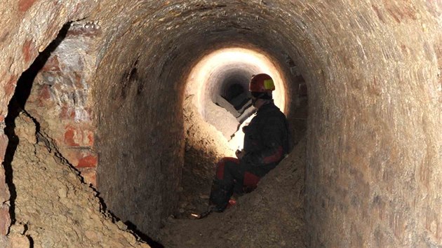Odbornci v podzemnch chodbch josefovsk pevnosti (10. prosince 2015)