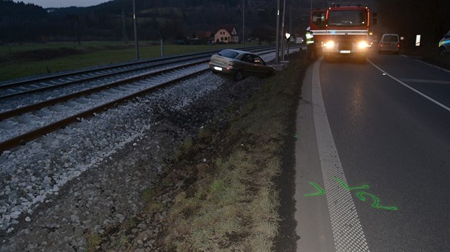 Pten nehoda u Bystiky - auto ve smyku vyltlo ze silnice na koleje.