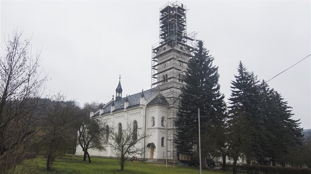 Opravy kostela Navtven Panny Marie v Trnav trvaly pt tdn. Zahrnovaly vmnu nkterch trm a klempsk prce na plechov stee ve.