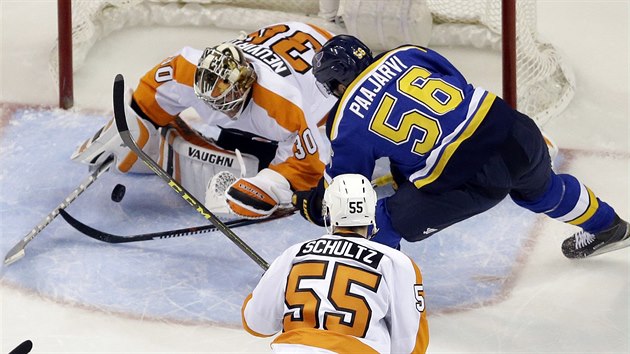 Glman Michal Neuvirth z Philadelphie el anci 
Magnuse Paajarviho ze St. Louis.