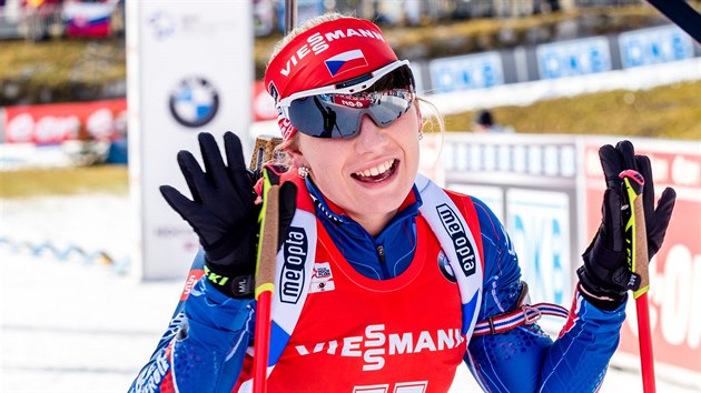 esk biatlonistka Lucie Charvtov se raduje ze ivotnho vsledku. V Hochfilzenu vybojovala senzan pt msto ve sprintu.
