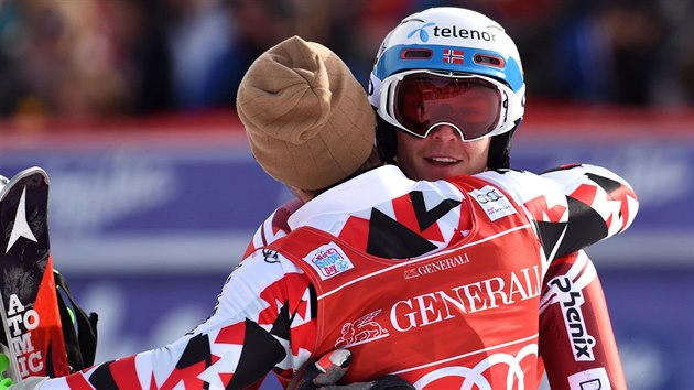 Rakousk lya Marcel Hirscher (zdy) gratuluje vtzi slalomu ve Val d'Isere Henriku Kristoffersenovi z Norska.