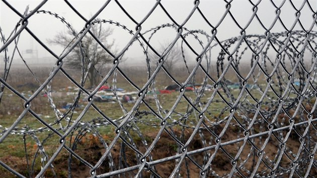 Ministr vnitra Milan Chovanec navtvil 13. prosince v Rzke na maarsko-srbsk hranici esk a slovensk policisty, kte pomhaj s ochranou schengensk hranice. (13. 12. 2015)