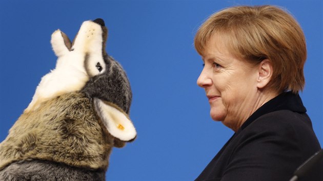 Nmeck kanclka Angela Merkelov drc plyovho vlka na zahjen stranick konference v Karlsruhe. (14. 12. 2015)