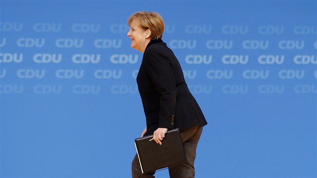 Angela Merkelov pichz na pdium pi zahjen dvoudenn stranick konference jej strany CDU. (14. 12. 2015)