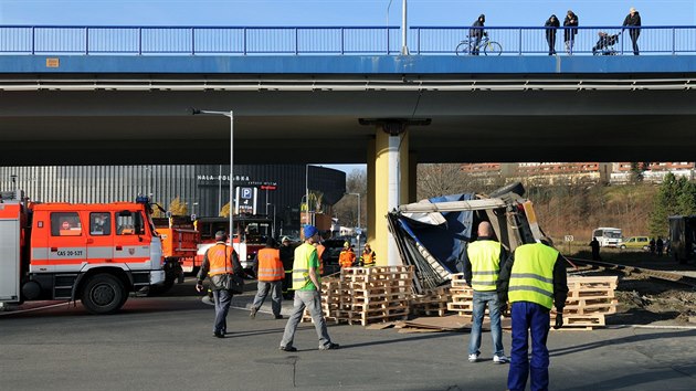 Hasii odklzej nvs polskho kamionu, kter se v ptek 11. prosince srazil na elezninm pejezdu ve Frdku-Mstku s projdjcm vlakem.