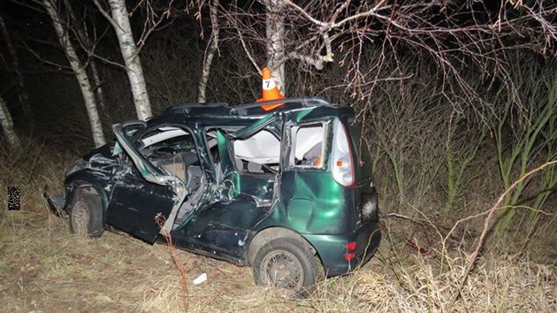 Po srce toyoty s nklakem pobl Lipnku nad Bevou skonilo osobn auto mimo silnici, kde bokem narazilo do strom.