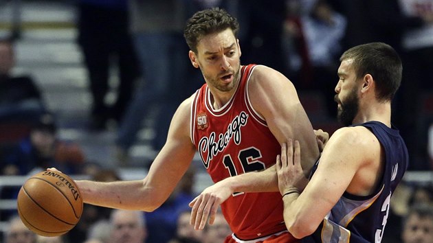 Pau Gasol (vlevo) z Chicaga se tla do svho mladho bratra Marka Gasola, pivota Memphisu.