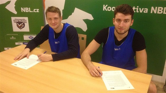 Luk Fetr (vlevo) a Petr afark z USK Praha podepisuj etick kodex hre Nrodn basketbalov ligy.