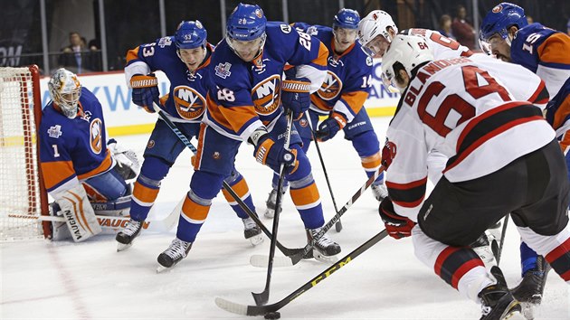 Momenka z duelu NY Islanders vs. New Jersey, v akci esk obrnce z NY Islanders Marek idlick (s slem 28).