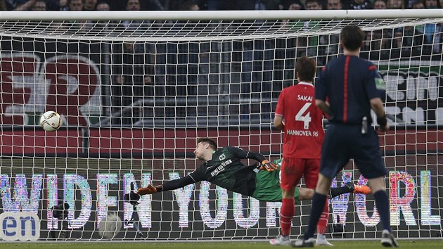 Glman Hannoveru Ron-Robert Zieler v akci bhem duelu s Bayernem Mnichov