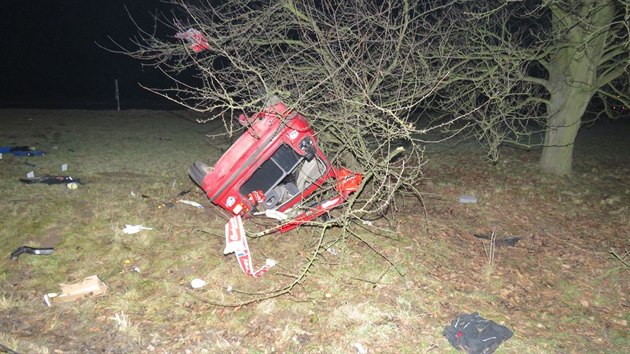 idi s autem sjel ze silnice a narazil do stromu. Zrannm na mst podlehl (15. 12. 2015).