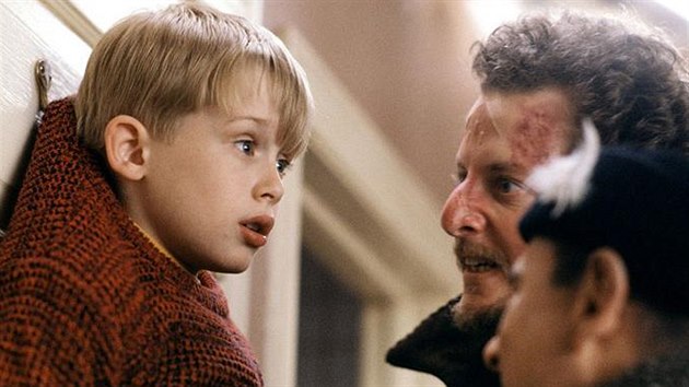 Macaulay Culkin, Daniel Stern a Joe Pesci ve filmu Sm doma (1990)