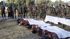 Afghántí vojáci v Kandaháru ukazují tla zabitých talibanc (10. prosince 2015)