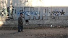 Grafiti fotbalových ultras v ulicích Avdjevky (17. prosince 2015)