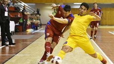 Český futsalista David Cupák (vlevo) a Dauren Nurgožin z Kazachstánu. Český futsalista David Cupák (vlevo) a Dauren Nurgožin z Kazachstánu.