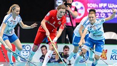 Finské soupeřky prohání česká florbalistka Eliška Krupnová. Finské soupeřky prohání česká florbalistka Eliška Krupnová.