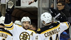 Výhru nad Pittsburghem slaví Patrice Bergeron a Brett Connolly.