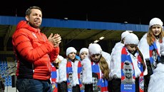 Vánoční setkání plzeňských fotbalistů s fanoušky. Vlevo je asistent trenéra... Vánoční setkání plzeňských fotbalistů s fanoušky. Vlevo je asistent trenéra...