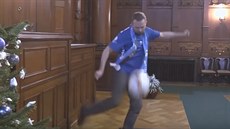 Ve videu se nejprve primátor v obřadní síni krátce pomodlí k míči a potom... Ve videu se nejprve primátor v obřadní síni krátce pomodlí k míči a potom...