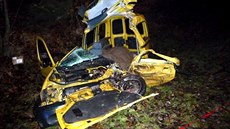 Náraz odhodil osobní auto do příkopu. Náraz odhodil osobní auto do příkopu.