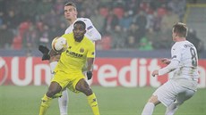 Cedric Bakambu (ve lutém) je pod písným dohledem Lukáe Hejdy a Davida...