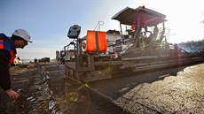 Asfaltér Josef Horák pracuje jako řidič finišeru na dostavbě dálnice D8 u... Asfaltér Josef Horák pracuje jako řidič finišeru na dostavbě dálnice D8 u...