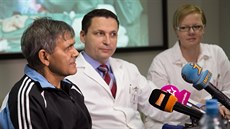 Lékaři IKEMu a pacient Bartoloměj Pešta na tiskové konferenci (14. prosince... Lékaři IKEMu a pacient Bartoloměj Pešta na tiskové konferenci (14. prosince...