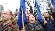 Úastníci protivládní demonstrace ve Varav (19. prosince 2015).
