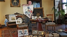 Kastelán kunínského zámku Jaroslav Zezulčík s částí dědictví rodiny Schindlerů. Kastelán kunínského zámku Jaroslav Zezulčík s částí dědictví rodiny Schindlerů.