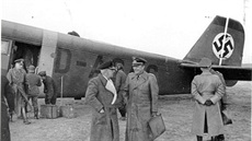 Wilhelm Canaris s Franzem Eccardem na letišti kdesi na východní frontě v roce... Wilhelm Canaris s Franzem Eccardem na letišti kdesi na východní frontě v roce...