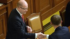 Premiér Bohuslav Sobotka (vlevo) a ministr financí Andrej Babiš po schválení... Premiér Bohuslav Sobotka (vlevo) a ministr financí Andrej Babiš po schválení...