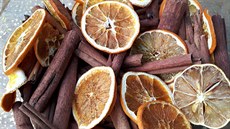 Koření i plátky citrusů použité do vína můžete posléze usušit a využít jako... Koření i plátky citrusů použité do vína můžete posléze usušit a využít jako...