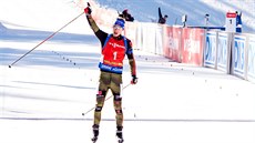 KRÁL POKLJUKY. Simon Schempp po čtvrtečním sprintu ovládl i stíhací závod ve... KRÁL POKLJUKY. Simon Schempp po čtvrtečním sprintu ovládl i stíhací závod ve...