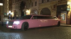 Muž v růžové limuzíně se vydal přes Karlův most. Muž v růžové limuzíně se vydal přes Karlův most.