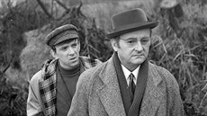 Jaromír Hanzlík a Jiří Sovák ve filmu Na kolejích čeká vrah, natočeného podle... Jaromír Hanzlík a Jiří Sovák ve filmu Na kolejích čeká vrah, natočeného podle...