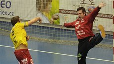 Jakub Sviták z Dukly překonává brankáře Lovosic Artura Adamíka. Jakub Sviták z Dukly překonává brankáře Lovosic Artura Adamíka.