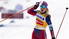 Therese Johaugová slaví triumf v závodu na 15 kilometrů v Davosu. Therese Johaugová slaví triumf v závodu na 15 kilometrů v Davosu.