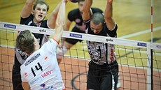 Donovan Džavoronok z Karlovarska smečuje přes českobudějovický dvojblok Maciel... Donovan Džavoronok z Karlovarska smečuje přes českobudějovický dvojblok Maciel...