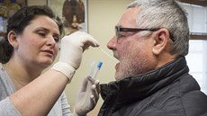 Lidé ze Slovácka odevzdávali vzorky DNA. Lidé ze Slovácka odevzdávali vzorky DNA.