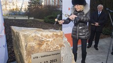 Stavbu Vzdělávacího komplexu zahájila architektka Eva Jiřičná. Stavbu Vzdělávacího komplexu zahájila architektka Eva Jiřičná.