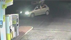K čerpací stanici přijel lupič ve stříbrném voze Škoda Fabia už výrazně dříve. K čerpací stanici přijel lupič ve stříbrném voze Škoda Fabia už výrazně dříve.