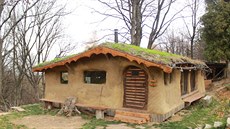 Hobitín je celý vystavěný ze zbytkových materiálů, z bouraček, z věcí, co lidé... Hobitín je celý vystavěný ze zbytkových materiálů, z bouraček, z věcí, co lidé...
