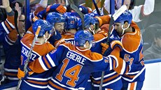 Hokejisté Edmontonu slaví vítznou trefu v duelu se San Jose.