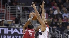 James Harden (vlevo) z Houstonu bojuje o míč s Garym Nealem z Washingtonu. James Harden (vlevo) z Houstonu bojuje o míč s Garym Nealem z Washingtonu.