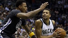 Michael Carter-Williams (vpravo) se snaží obejít Brandona Rushe z Golden State. Michael Carter-Williams (vpravo) se snaží obejít Brandona Rushe z Golden State.