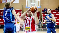 Pardubický basketbalista Kamil Švrdlík (u míče) v souboji s kolínským Michalem... Pardubický basketbalista Kamil Švrdlík (u míče) v souboji s kolínským Michalem...